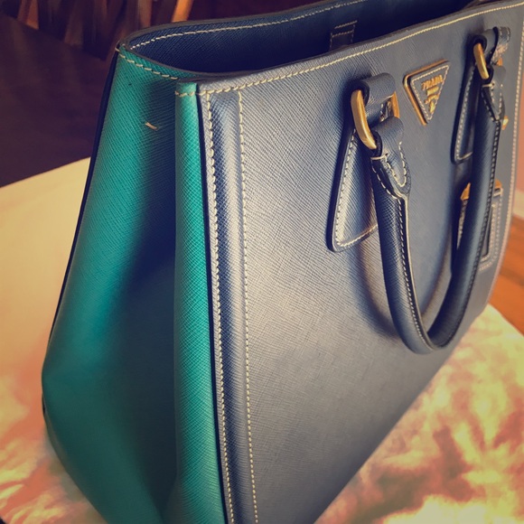 Prada Handbags - 🎊HOST PICK!🎊 PRADA large saffiano blue bag EUC
